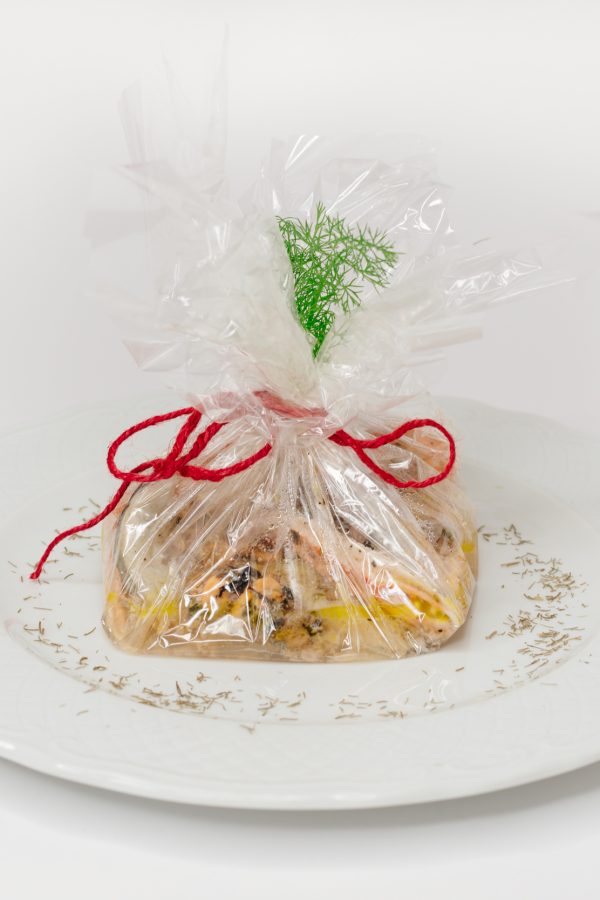 MISTO DI PESCE IN CARTA FATA CON SALSA AL CERASUOLO