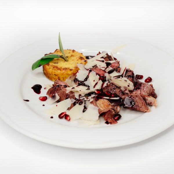 TAGLIATA DI MANZO CON SALSA AL MELOGRANO E ZOCCOLO DI PATATE ALLE ERBE AROMATICHE